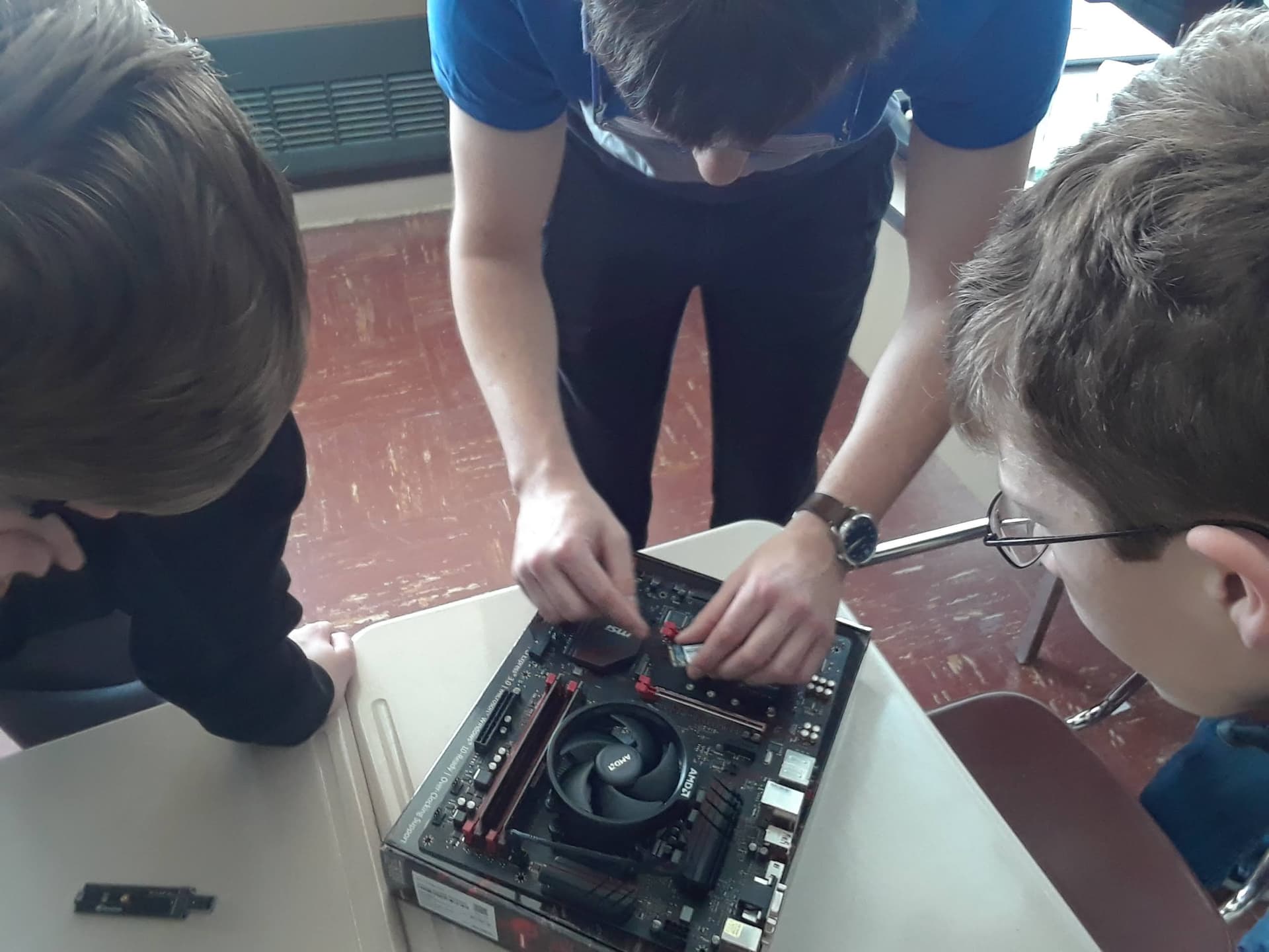 Sentinel High School Computer Building Club 2019 — students and PC builds, photo 9